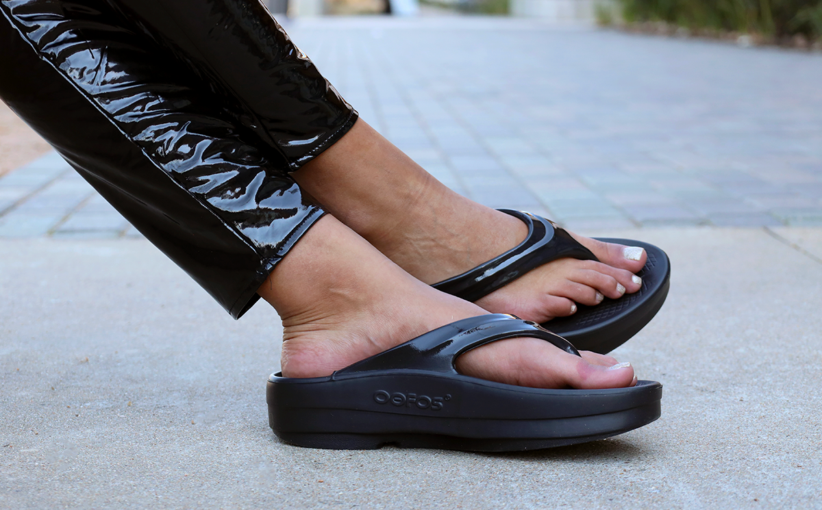 Women's OOmega OOlala Black Sandal – OOFOS